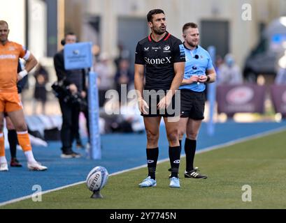 Hendon, Royaume-Uni. 28 septembre 2024. Premier rugby. Saracens V Sale Sharks. StoneX Stadium. Hendon. Alex Lozowski (Saracens) se prépare à donner un coup de pied lors du match de rugby Saracens V Sale Sharks Gallagher Premiership. Crédit : Sport in Pictures/Alamy Live News Banque D'Images