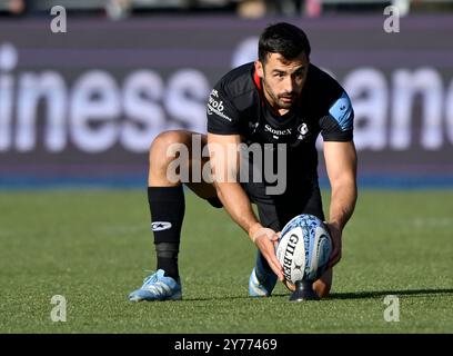 Hendon, Royaume-Uni. 28 septembre 2024. Premier rugby. Saracens V Sale Sharks. StoneX Stadium. Hendon. Alex Lozowski (Saracens) se prépare à donner un coup de pied lors du match de rugby Saracens V Sale Sharks Gallagher Premiership. Crédit : Sport in Pictures/Alamy Live News Banque D'Images