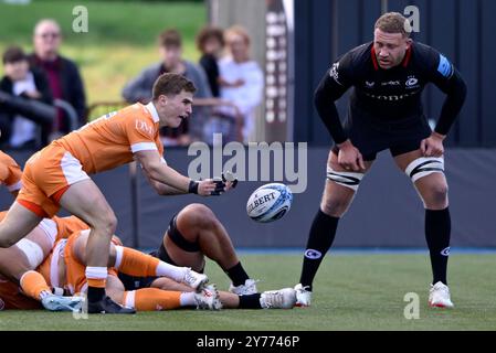 Hendon, Royaume-Uni. 28 septembre 2024. Premier rugby. Saracens V Sale Sharks. StoneX Stadium. Hendon. Nye Thomas (Sale Sharks) passe lors du Saracens V Sale Sharks Gallagher Premiership match de rugby. Crédit : Sport in Pictures/Alamy Live News Banque D'Images