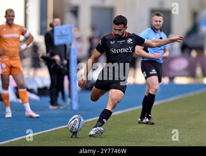 Hendon, Royaume-Uni. 28 septembre 2024. Premier rugby. Saracens V Sale Sharks. StoneX Stadium. Hendon. Alex Lozowski (Saracens) donne un coup de pied lors du match de rugby Saracens V Sale Sharks Gallagher Premiership. Crédit : Sport in Pictures/Alamy Live News Banque D'Images