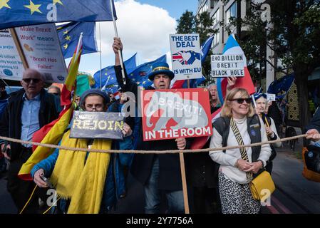 Londres, Royaume-Uni. 28 septembre 2024. Des milliers de personnes défilent de Park Lane à un rassemblement sur la place du Parlement dans la troisième Marche nationale pour rejoindre le Royaume-Uni pour rejoindre l'Union européenne. Le Royaume-Uni a officiellement quitté l'UE en janvier 2020 à la suite d'un référendum organisé en 2016, au cours duquel 51,89% ont voté en faveur de son départ. De nombreux sondages en 2024 montrent aujourd’hui qu’une majorité souhaite rejoindre le groupe, mais les deux plus grands partis politiques l’ont rejeté. Crédit : Ron Fassbender/Alamy Live News Banque D'Images