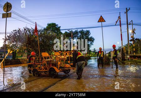 Chiang mai, Thaïlande. 27 septembre 2024. Les travailleurs de la maintenance des chemins de fer d'État de Thaïlande conduisent un véhicule de maintenance pendant une inspection pour assurer la sécurité et la préparation des rails et des traverses après les inondations dans la zone ferroviaire de Chiang mai. Avant la réouverture de la voie ferrée après une inondation, des inspections sont effectuées pour assurer la sécurité des passagers. L'état des voies est évalué pour s'assurer que les niveaux d'eau ne dépassent pas les normes établies et que les voies ne doivent pas être endommagées. En outre, le système de signalisation, l'équipement de contrôle et les panneaux de limitation de vitesse sont vérifiés par expert Banque D'Images