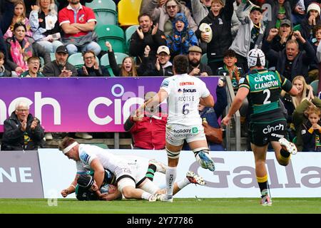 Les Saints de Northampton Alex Coles (en bas à gauche) marquent ses côtés lors du premier essai du match alors que Richard Capstick d'Exeter Chief tente de faire le tacle lors du Gallagher Premiership match au Cinch Stadium à Franklin's Gardens, Northampton. Date de la photo : samedi 28 septembre 2024. Banque D'Images