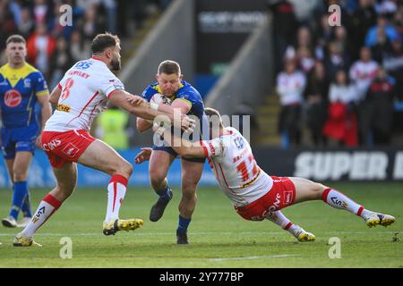 John Bateman de Warrington Wolves est attaqué par Joe Batchelor de membres Helens lors du play-off de Betfred Super League Eliminator 2 Warrington Wolves v St Helens au stade Halliwell Jones, Warrington, Royaume-Uni, le 28 septembre 2024 (photo de Craig Thomas/News images) Banque D'Images