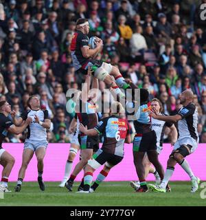 Twickenham, Royaume-Uni. 28 septembre 2024. Stephan Lewies (c) des Harlequins prend un coup de pied élevé lors du Gallagher Premiership Rugby match entre Harlequins et Newcastle Falcons Rugby à Twickenham Stoop, Twickenham, Angleterre, le 28 septembre 2024. Photo de Ken Sparks. Utilisation éditoriale uniquement, licence requise pour une utilisation commerciale. Aucune utilisation dans les Paris, les jeux ou les publications d'un club/ligue/joueur. Crédit : UK Sports pics Ltd/Alamy Live News Banque D'Images