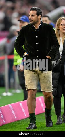 Muenchen, Deutschland. 28 septembre 2024. Claudio Pizarro in Lederhosen FC Bayern Muenchen FCB vs Bayer 04 Leverkusen B04 28.09.2024 LA RÉGLEMENTATION DFL INTERDIT TOUTE UTILISATION DE PHOTOGRAPHIES COMME SÉQUENCES D'IMAGES ET/OU QUASI-VIDÉO/dpa/Alamy Live News Banque D'Images