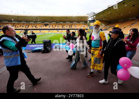 Manny Singh Kang arrive à la ligne d'arrivée après avoir marché pendant 48 heures sans dormir autour du stade Molineux avant le match de premier League entre Wolverhampton Wanderers et Liverpool. Date de la photo : samedi 28 septembre 2024. Banque D'Images