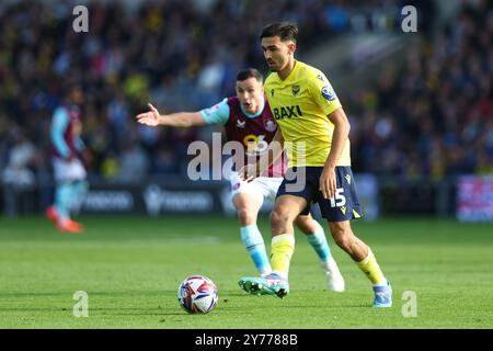 Oxford, Royaume-Uni. 28 septembre 2024. Idris El Mizouni d'Oxford United court avec le ballon lors du Sky Bet Championship match au Kassam Stadium d'Oxford. Le crédit photo devrait se lire : Annabel Lee-Ellis/Sportimage crédit : Sportimage Ltd/Alamy Live News Banque D'Images