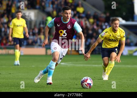 Oxford, Royaume-Uni. 28 septembre 2024. Josh Cullen de Burnley court avec le ballon lors du Sky Bet Championship match au Kassam Stadium, Oxford. Le crédit photo devrait se lire : Annabel Lee-Ellis/Sportimage crédit : Sportimage Ltd/Alamy Live News Banque D'Images