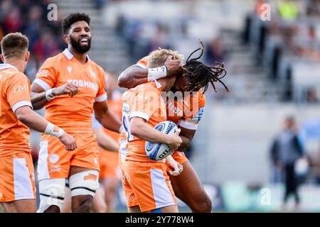 LONDRES, ROYAUME-UNI. 28, Sep 24. Gus Warr de Sale Sharks célèbre avoir marqué un essai avec ses coéquipiers lors de Saracens vs Sale Sharks - Gallagher Premiership Rugby Round 2 au StoneX Stadium le samedi 28 septembre 2024. LONDRES ANGLETERRE. Crédit : Taka G Wu/Alamy Live News Banque D'Images