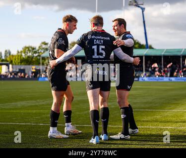 LONDRES, ROYAUME-UNI. 28, Sep 24. Elliot Daly de Saracens (au centre) célèbre avoir marqué un essai avec Tobias Elliott de Saracens (à gauche) et Alex Goode de Saracens (à droite) lors de Saracens vs Sale Sharks - Gallagher Premiership Rugby Round 2 au StoneX Stadium le samedi 28 septembre 2024. LONDRES ANGLETERRE. Crédit : Taka G Wu/Alamy Live News Banque D'Images