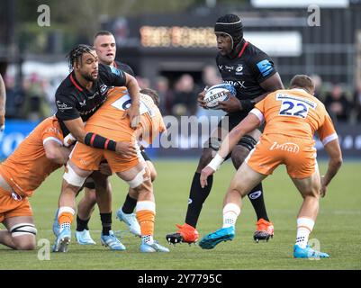 Londres Royaume-Uni le 28 septembre 2024. Andy Onyeama-Christie passe le ballon à Mario Itoje (C) de Saracens lors de Saracens Men v Sale Sharks au Stonex Stadium, Londres UK le 28 septembre 2024. Photo de Gary Mitchell crédit : Gary Mitchell, GMP Media/Alamy Live News Banque D'Images