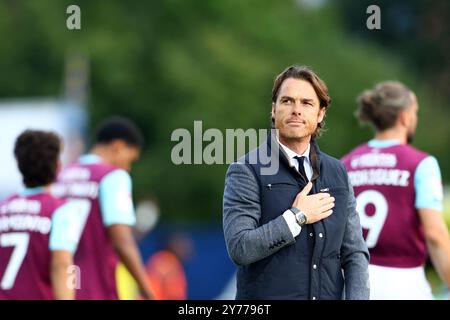 Oxford, Royaume-Uni. 28 septembre 2024. Scott Parker, manager de Burnley, rend hommage aux fans après le match du Sky Bet Championship au Kassam Stadium, Oxford. Le crédit photo devrait se lire : Annabel Lee-Ellis/Sportimage crédit : Sportimage Ltd/Alamy Live News Banque D'Images