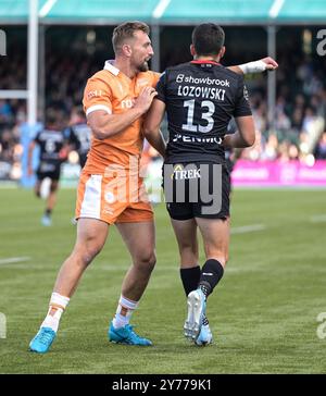 Londres Royaume-Uni le 28 septembre 2024. Sam Bedlow de Sale Sharks ayant des mots avec Alex Lozowski de Saracens pendant Saracens Men v Sale Sharks au Stonex Stadium, Londres UK le 28 septembre 2024. Photo de Gary Mitchell crédit : Gary Mitchell, GMP Media/Alamy Live News Banque D'Images