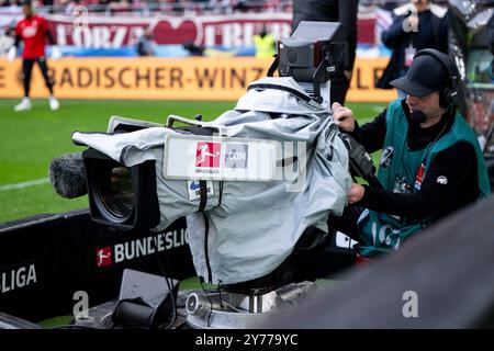 Symbolbild/Themenfoto TV Kamera mit Bundesliga DFL Branding, GER, SC Freiburg (SCF) vs FC Pauli (FCSP), Fussball Bundesliga, 5. Spieltag, saison 2024/2025, 28.09.2024 la réglementation DFB/DFL interdit toute utilisation de photographies comme séquences d'images et/ou quasi-vidéo Foto : Eibner-Pressefoto/Michael Memmler Banque D'Images