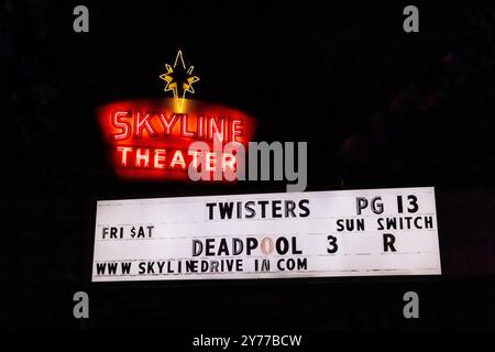 Regarder Twisters au Skyline Theater, un drive-in dans le comté de Mason, État de Washington, États-Unis [aucune sortie ; licence éditoriale uniquement] Banque D'Images