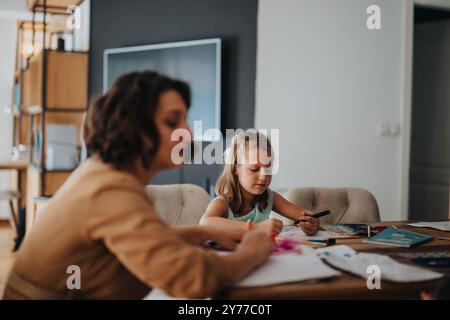 Mère et fille appréciant le temps de qualité avec le dessin créatif Banque D'Images
