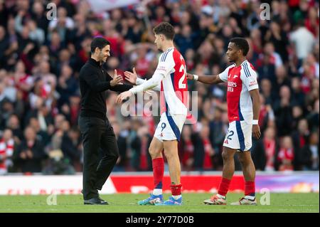 Emirates Stadium, Londres, Royaume-Uni. 28 septembre 2024. Premier League Football, Arsenal contre Leicester City ; Mikel Arteta manager d'Arsenal félicite Kai Havertz d'Arsenal après leur victoire Credit : action plus Sports/Alamy Live News Banque D'Images