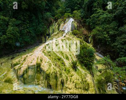 Belle formation de Bilawa Hot Waterfalls. Davao de Oro, Philippines. Banque D'Images