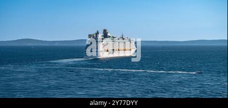 Split, Croatie - 26 juillet 2024 : le Royal Caribbean Cruise Ship Explorer of the Seas quitte le port de Split. Banque D'Images