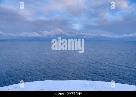 Confluence de l'océan Atlantique et de l'océan Arctique, vue depuis North Cape (Nordkapp) un matin d'hiver (Finnmark, Norvège) Banque D'Images