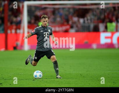 München, Deutschland 28. Septembre 2024 : Fussball, Herren, Bundesliga, saison 2024/2025, FC Bayern München - Bayer 04 Leverkusen, Allianz Arena Joshua Kimmich (FC Bayern München) mti Ball DFB, DFL la réglementation interdit toute utilisation de photographies comme séquences d'images et/ou quasi-vidéo Banque D'Images