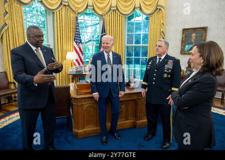 Le président Joe Biden et le vice-président Kamala Harris saluent le secrétaire à la Défense Lloyd Austin et le président sortant des chefs d’état-major interarmées Gen. Mark Milley, à droite, avant une annonce de la nomination par le président du général Charles Q. Brown, Jr. comme prochain président, jeudi 25 mai 2023, dans le bureau ovale de la Maison Blanche. (Photo officielle de la Maison Blanche par Adam Schultz) Banque D'Images