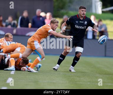 StoneX Stadium, Londres, Royaume-Uni. 28 septembre 2024. Gallagher Premiership Rugby, Saracens versus Sale Sharks ; Gus Warr de Sale Sharks passe le ballon crédit : action plus Sports/Alamy Live News Banque D'Images