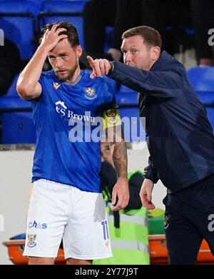 L'entraîneur par intérim de St Johnstone, Andy Kirk, parle au capitaine Graham Carey sur la ligne de touche lors du William Hill Premiership match à McDiarmid Park, Perth. Date de la photo : samedi 28 septembre 2024. Banque D'Images