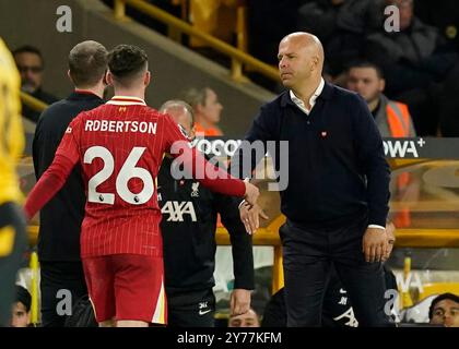 Wolverhampton, Royaume-Uni. 28 septembre 2024. Arne Slot manager de Liverpool emmène Andrew Robertson de Liverpool lors du premier League match à Molineux, Wolverhampton. Le crédit photo devrait se lire : Andrew Yates/Sportimage crédit : Sportimage Ltd/Alamy Live News Banque D'Images