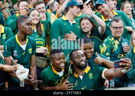 Mbombela, Afrique du Sud. 28 septembre 2024. Siya Kolisi prend un selfie de célébration avec les fans après avoir remporté le Championnat de rugby Castle Lager 2024 au stade Mbombela. Crédit : AfriPics.com/Alamy Live News Banque D'Images