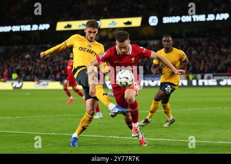 Wolverhampton, Royaume-Uni. 28 septembre 2024. Diogo Jota de Liverpool (R) et Santiago Bueno de Wolves en action lors du match de premier League entre Wolverhampton Wanderers et Liverpool Credit : MI News & Sport /Alamy Live News Banque D'Images