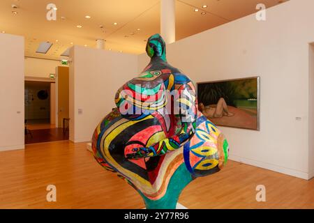 STRASBOURG, FRANCE - 21 SEPTEMBRE 2024 : Elizabeth, Nana, par Niki de Saint Phalle, au Musée d'Art moderne et contemporain de Strasbourg Banque D'Images