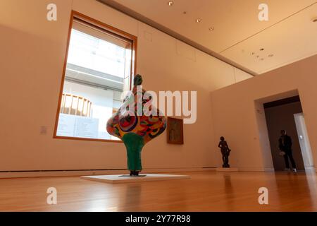 STRASBOURG, FRANCE - 21 SEPTEMBRE 2024 : Elizabeth, Nana, par Niki de Saint Phalle, au Musée d'Art moderne et contemporain de Strasbourg Banque D'Images