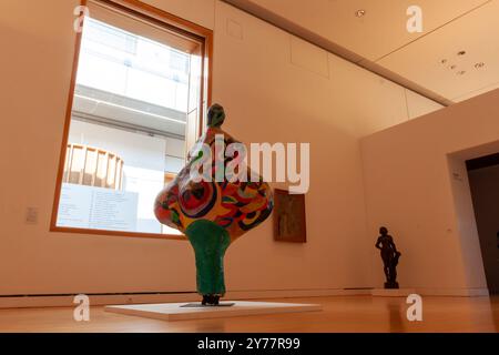 STRASBOURG, FRANCE - 21 SEPTEMBRE 2024 : Elizabeth, Nana, par Niki de Saint Phalle, au Musée d'Art moderne et contemporain de Strasbourg Banque D'Images