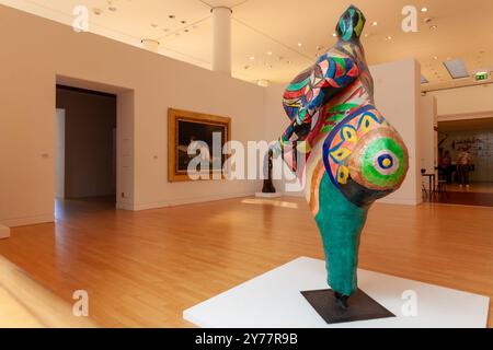 STRASBOURG, FRANCE - 21 SEPTEMBRE 2024 : Elizabeth, Nana, par Niki de Saint Phalle, au Musée d'Art moderne et contemporain de Strasbourg Banque D'Images