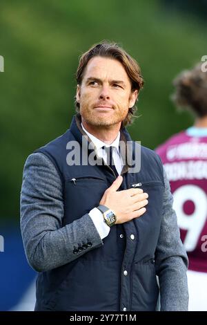 Oxford, Royaume-Uni. 28 septembre 2024. Scott Parker, manager de Burnley, rend hommage aux fans après le match du Sky Bet Championship au Kassam Stadium, Oxford. Le crédit photo devrait se lire : Annabel Lee-Ellis/Sportimage crédit : Sportimage Ltd/Alamy Live News Banque D'Images