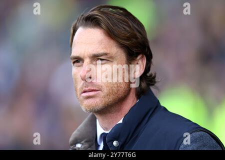 Oxford, Royaume-Uni. 28 septembre 2024. Scott Parker, manager de Burnley, regarde avant le match du Sky Bet Championship au Kassam Stadium, Oxford. Le crédit photo devrait se lire : Annabel Lee-Ellis/Sportimage crédit : Sportimage Ltd/Alamy Live News Banque D'Images