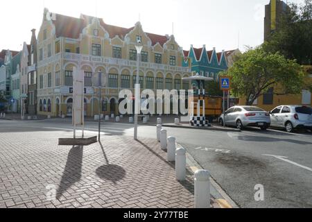 Bâtiments historiques colorés dans le centre de Willemstad sur l'île caribéenne de Cuaracao près du pont Qeen Emma. Banque D'Images