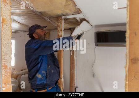 Préparation pour la rénovation dans l'appartement. Équipe de travailleurs de la rénovation domiciliaire. Travaux d'amélioration ou de restauration d'appartements de constructeurs. Banque D'Images
