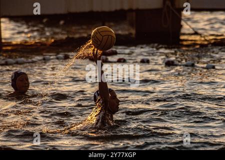 Le soir water polo comme le soleil se couche à Cabcat, Croatie Banque D'Images