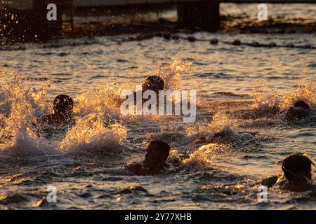 Le soir water polo comme le soleil se couche à Cabcat, Croatie Banque D'Images