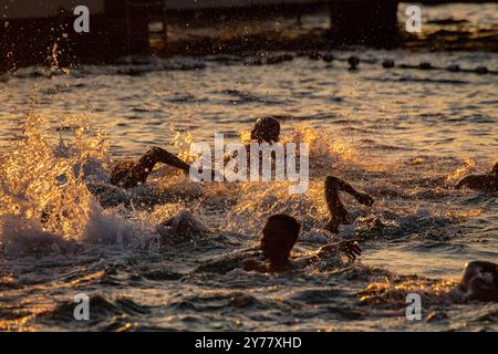 Le soir water polo comme le soleil se couche à Cabcat, Croatie Banque D'Images