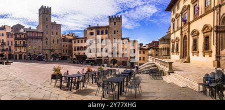 Voyage en Italie et lieux pittoresques. Arezzo - Belle ville médiévale en Toscane . Vue panoramique de la ville principale scquare - Piazza grande Banque D'Images