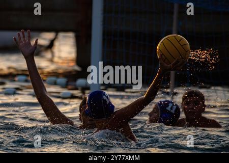 Le soir water polo comme le soleil se couche à Cabcat, Croatie Banque D'Images