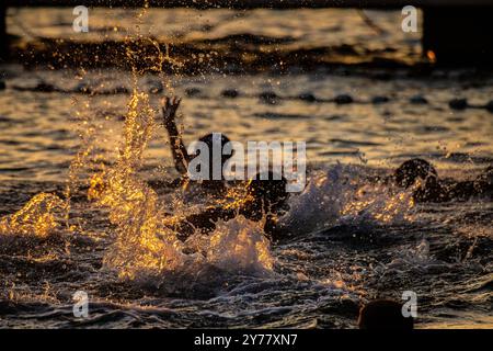 Le soir water polo comme le soleil se couche à Cabcat, Croatie Banque D'Images