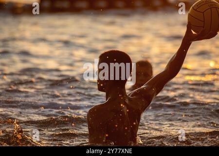 Le soir water polo comme le soleil se couche à Cabcat, Croatie Banque D'Images