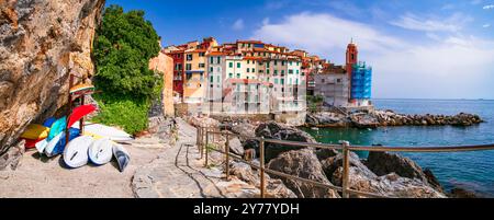 Italie voyage, région Ligurie. Pittoresque village traditionnel coloré Tellaro avec de vieux bateaux de pêche. Province de la Spezia Banque D'Images