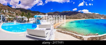 Vacances d'été grecques. Les meilleures plages de l'île d'iOS - Mylopotas avec des eaux cristallines. Creece, Cyclades Banque D'Images