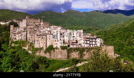 Pittoresques villages médiévaux traditionnels et châteaux d'Italie - belle ville San Gregorio da Sassola, région du Latium Banque D'Images